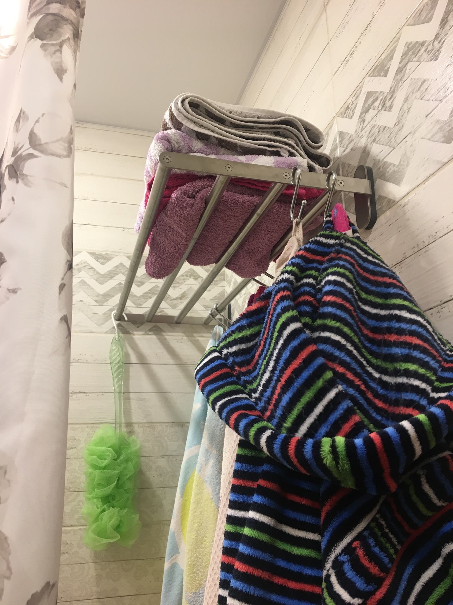 Куда повесил. Повесить халат в ванной. Полотенца и халаты в ванной комнате. Вешалки под халаты в ванную. Место для халатов в ванной.