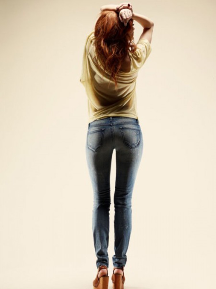 Девушки в джинсах спиной