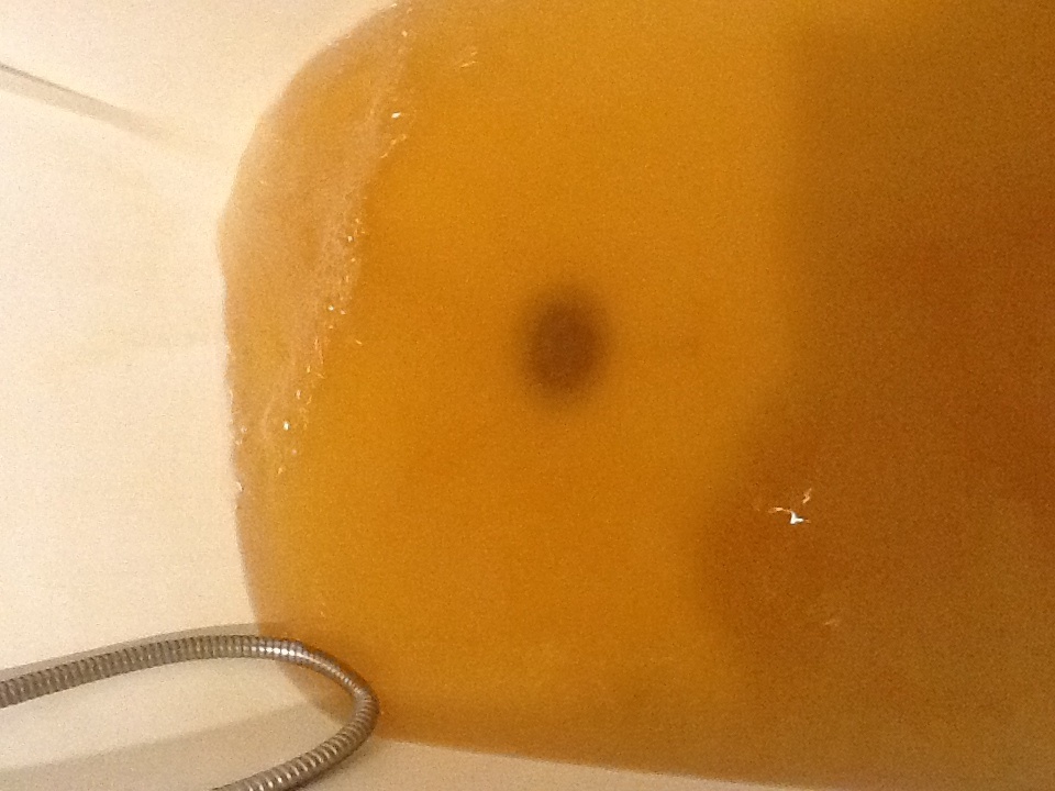 выходит желтая вода. желтая вода в кране. желтая вода из крана. желтая вода из крана. желтая вода из под крана.