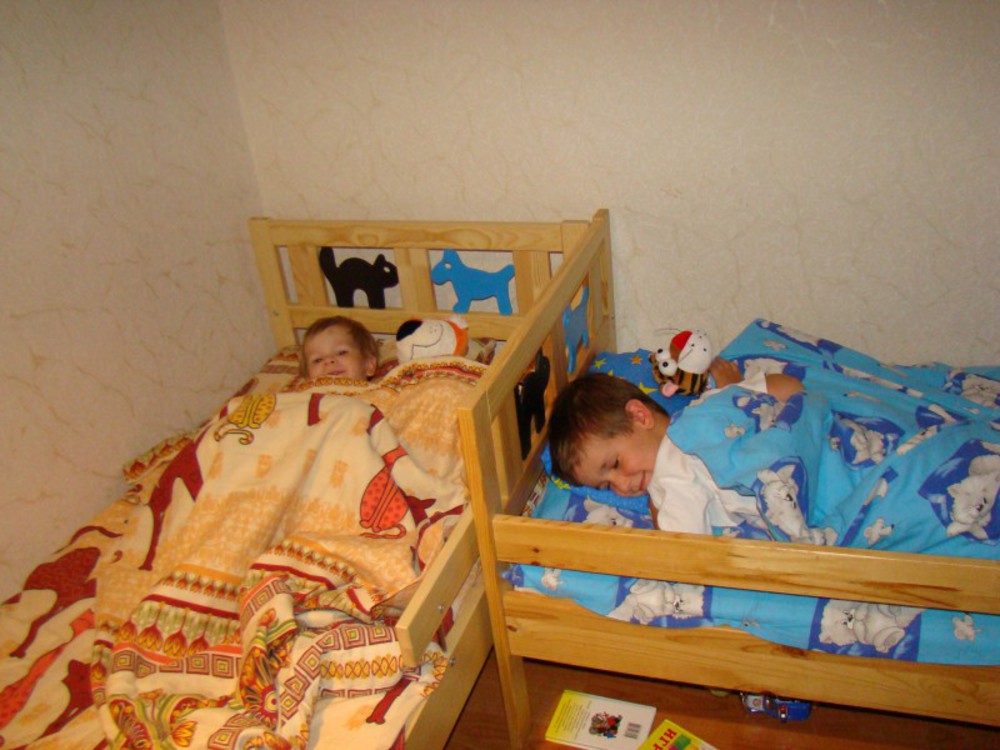 Сколько детей ходит в садик. Трое детей спят. Садик Вероники спали. Мама перекладывает ребёнка в кроватку. Дети спят вместе без футболки.