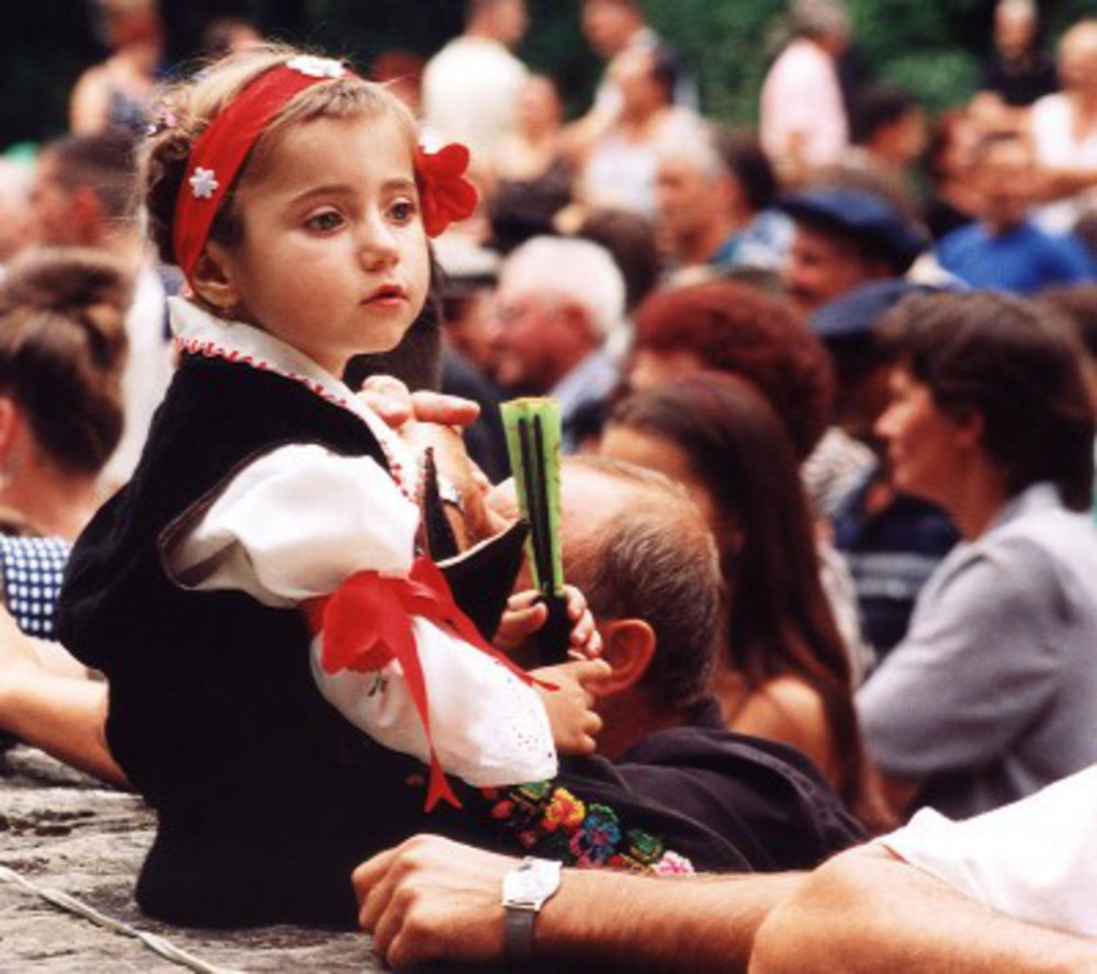 Сербия с детьми. Сербский ребенок девочка. Национальный костюм Сербии детский. Младенцы в Сербии. Сербские девушки в национальных костюмах.