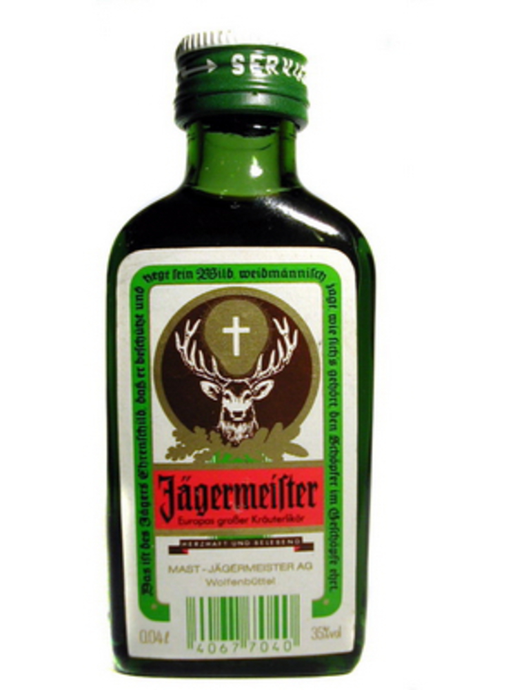 Напиток там. Травяной ликер Егермейстер. Jagermeister 0.04 л. Зеленая бутылка алкоголь Егермейстер. Зелёная бутылка с оленем.