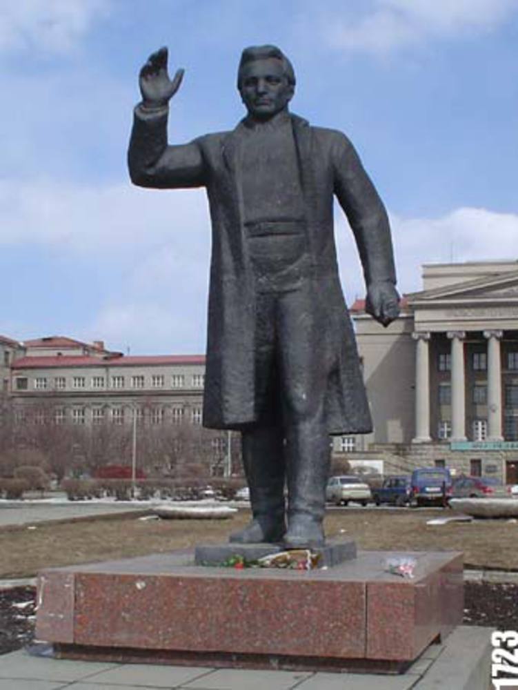 Настоящие киров. Памятник Кирову ЕКБ. УПИ памятник Кирову. Памятник около УПИ Екатеринбург. Памятник с. м. Кирову (Екатеринбург).