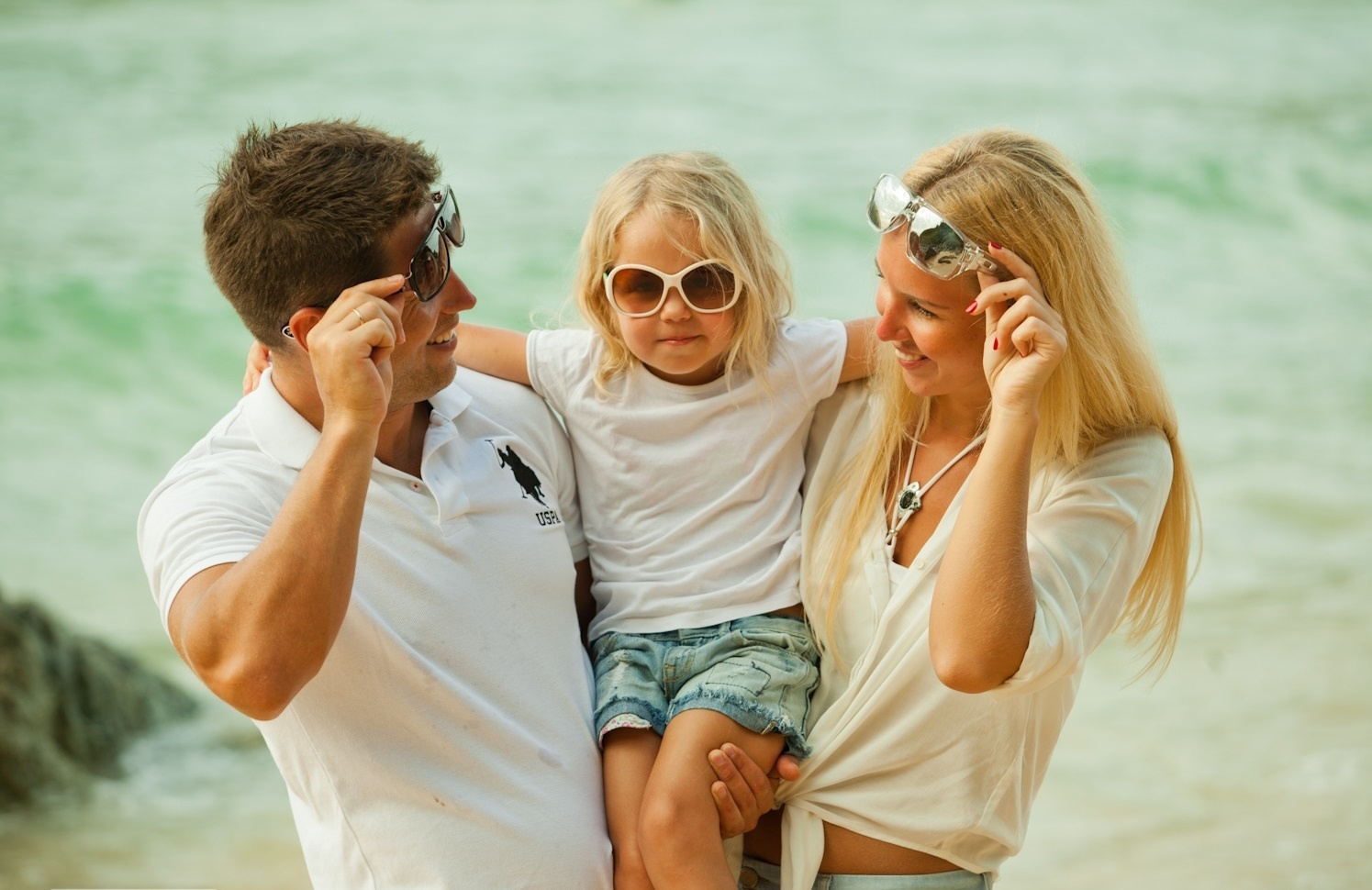 Blonde family. Семейная фотосессия на море. Семья на море. Счастливая семья на море. Счастливая семья в очках.