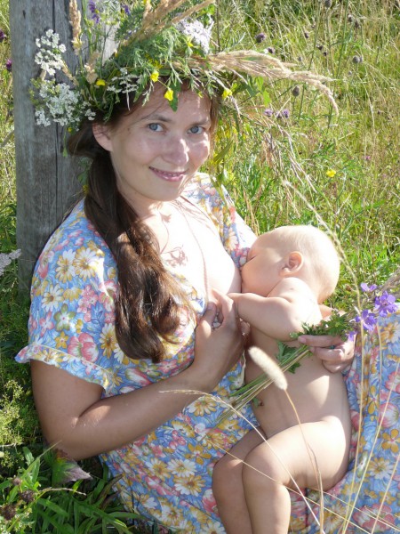 Мама на даче. Сергей Михалкин. Молодые мамы на даче. Русские мамочки на даче. Молодые мамы частное.