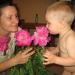 мама и сына обожают цветы!