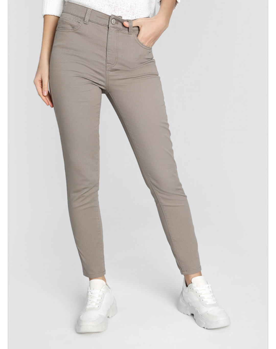 лиловая рубашка и бежевые брюки. Guess jeans бежевые штаны.