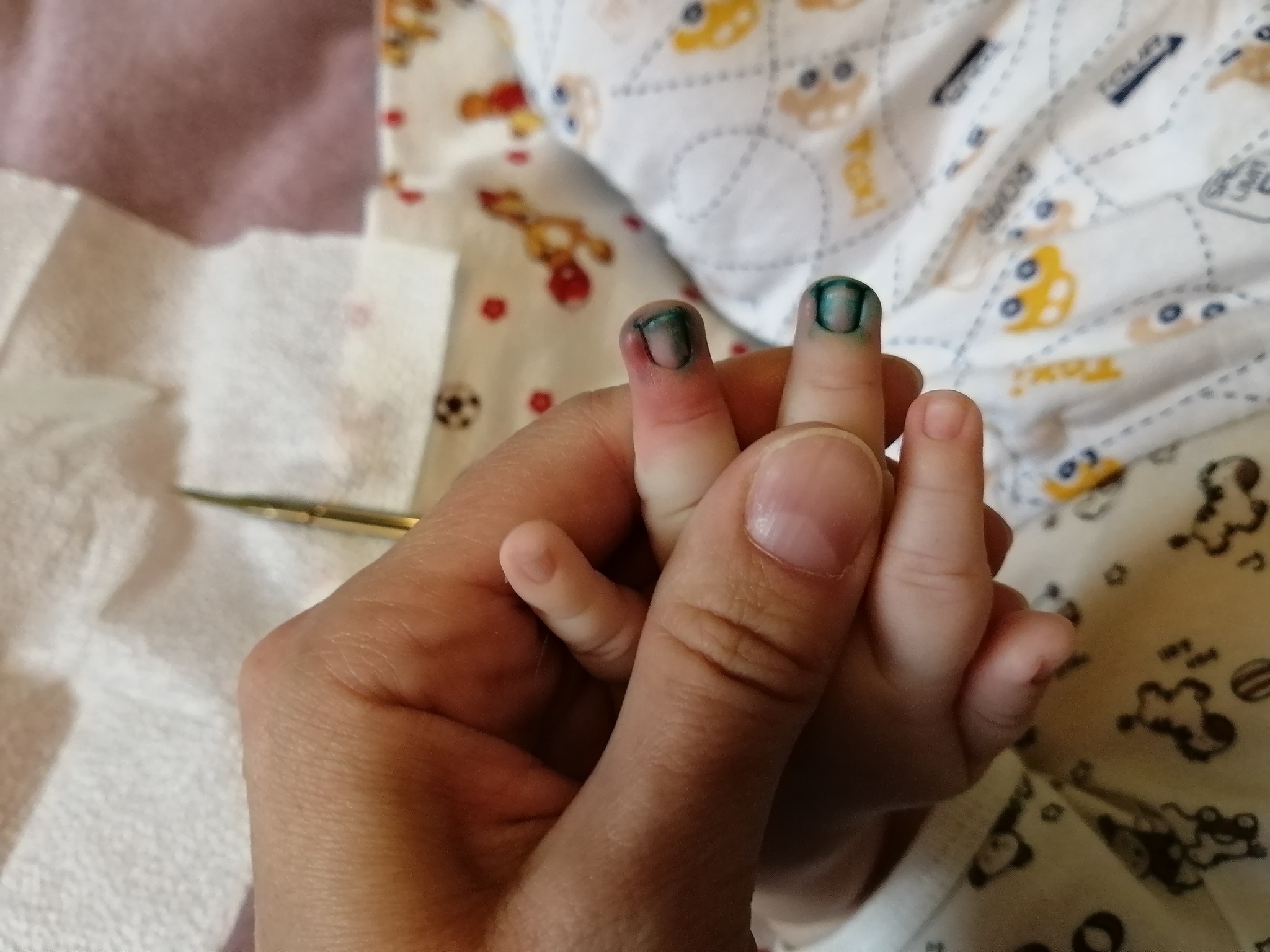 Рука новорожденного ногти