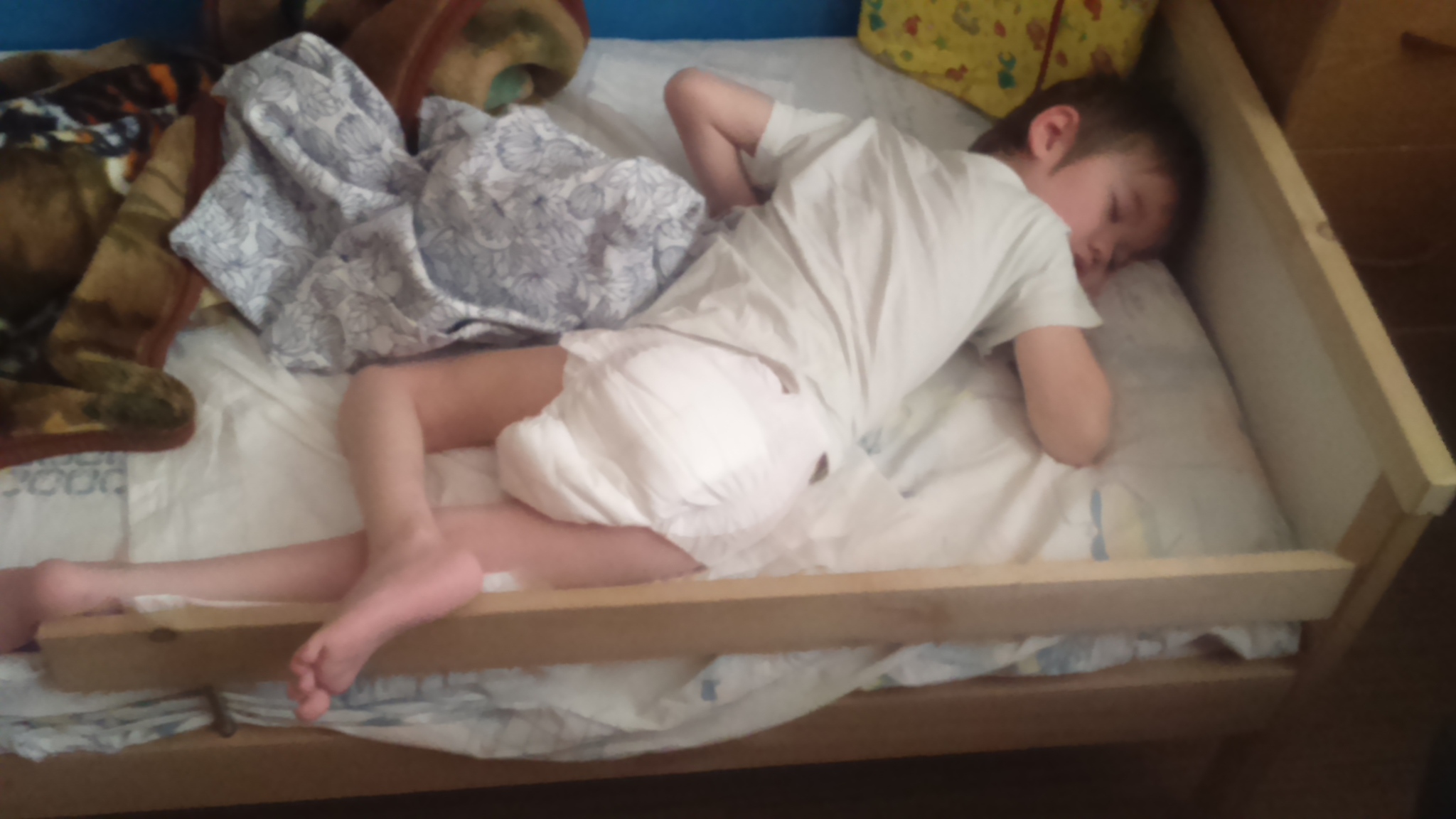 Ребенок упал с двухъярусной кровати во сне