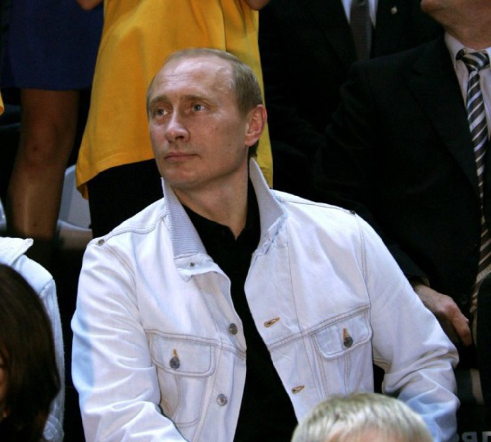 Путин в розовой рубашке