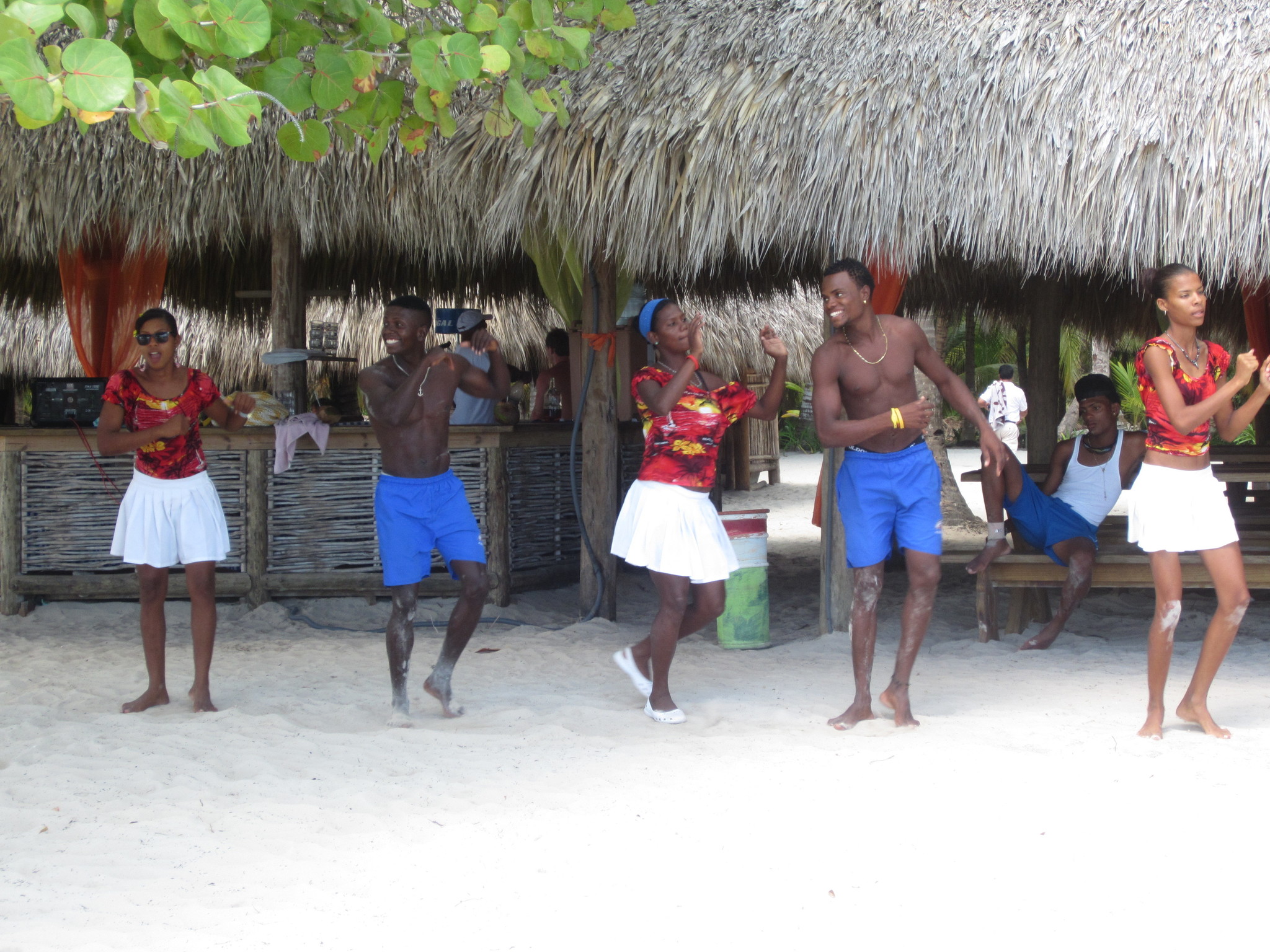 Доминикана местные жители. Девушки доминиканы. Доминикана люди. Население доминиканы. Доминиканцы.