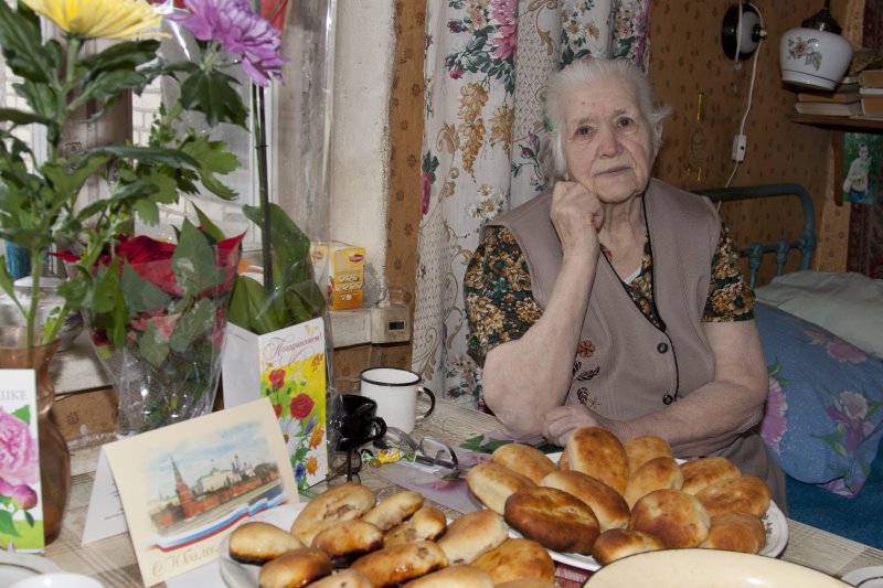 Картинки бабушка с пирожками