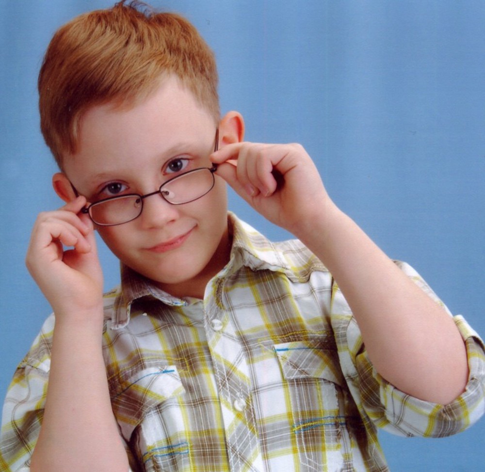 Мальчик с большими очками. Мальчик в очках. Детские очки для зрения. Дети в очках для зрения. Очки для мальчика 8 лет.