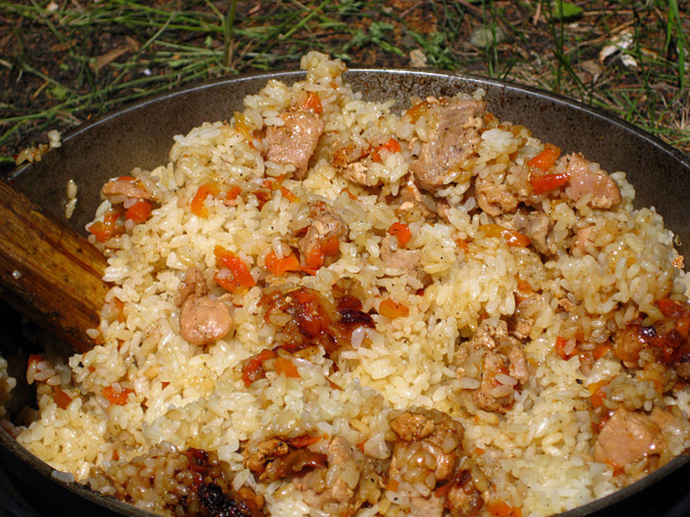 Рецепт плова в пакете. Туркменский плов с курицей. Плов на подносе. Плов в ведре. Три плова Совхозная.