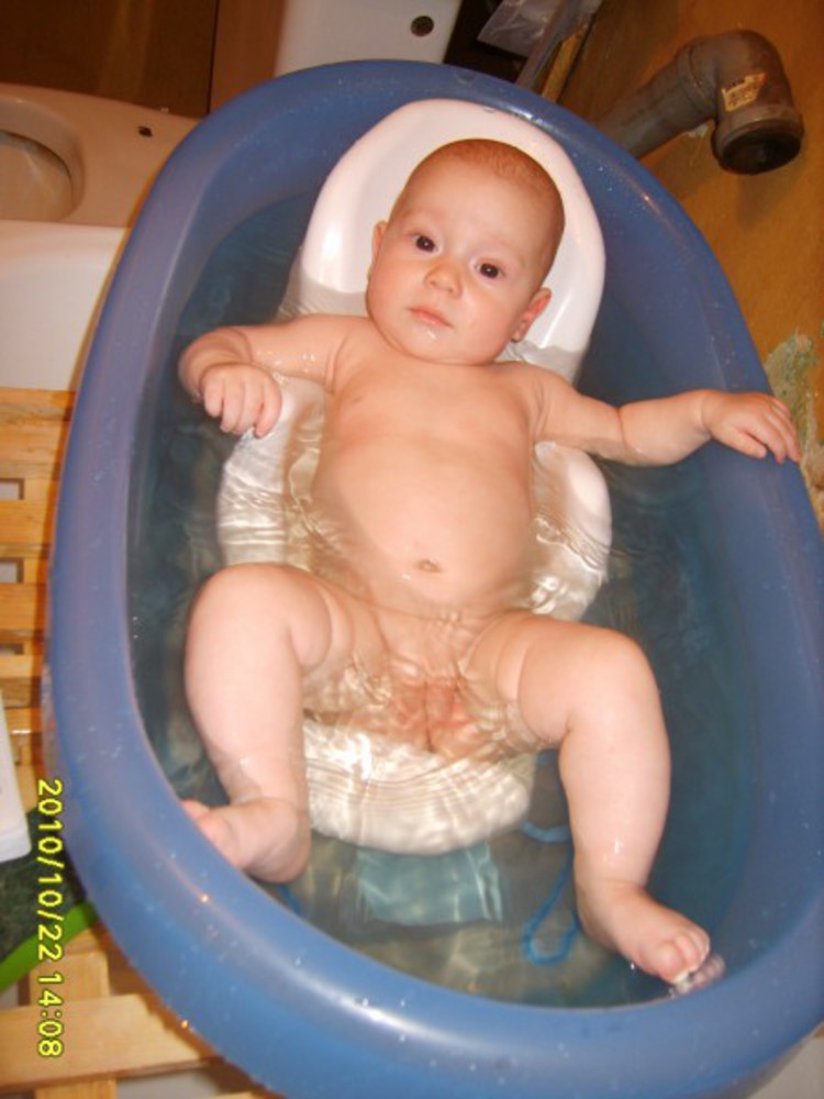 как купать в 3 месяца. купание ребенка в 4 месяца. купание 5 месячного ребенка в ванной. купание грудничка в ванной. купание ребенка в 3 месяца.