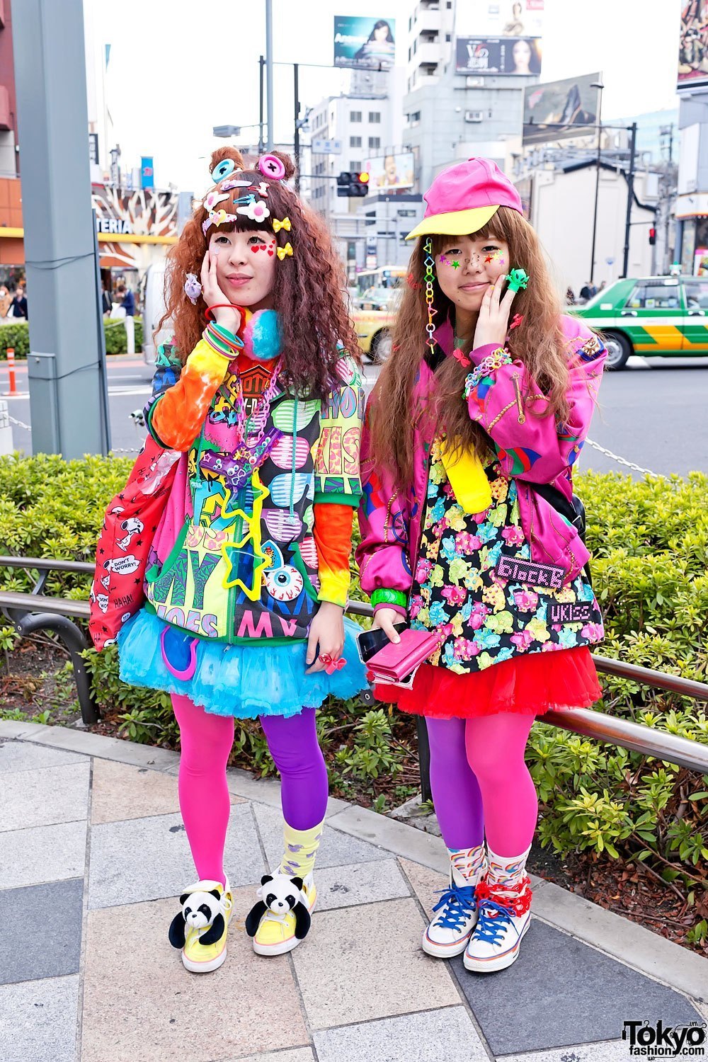 Как одеваться ярко. Харадзюку Токио. Харадзюку одежда. Стиль Харадзюку Радуга. Разноцветная одежда.