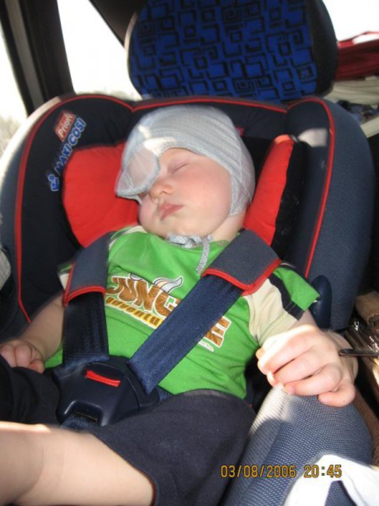 Как дети спят в автокресле фото