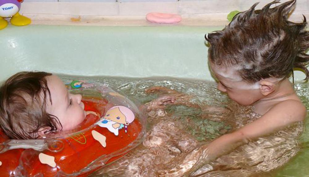 Совместное купание. Купание разнополых детей. Купаемся вместе. Совместное купание разнополых детей в ванной.