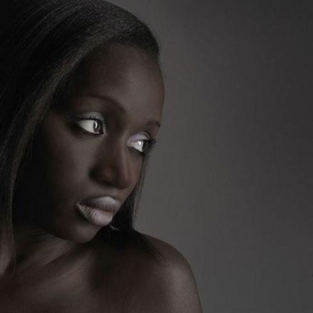 Негритянку до слез. Девушка в черном. Красивые темнокожие женщины.