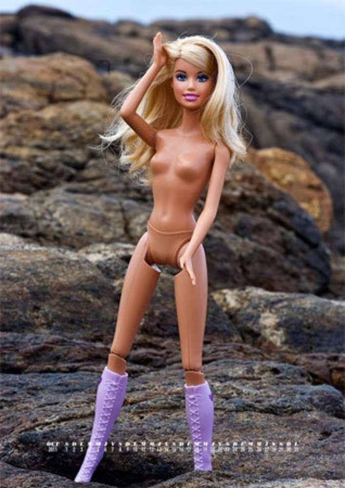 Выпущен эротический календарь с голыми Барби. 