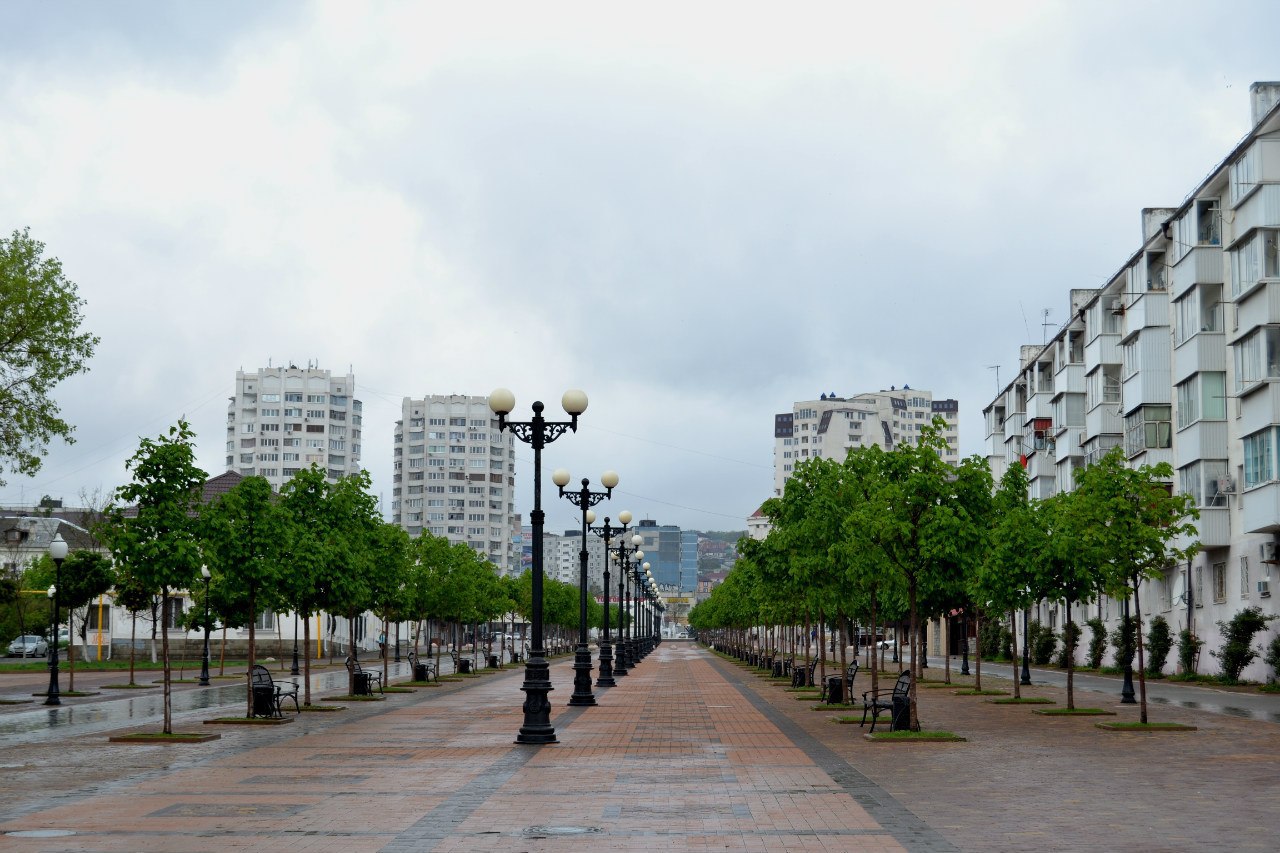 Новороссийск улицы города. Главная улица города Новороссийска. Улица Победы Новороссийск. Весенние улицы Новороссийска. Самые красивые улицы Новороссийска.