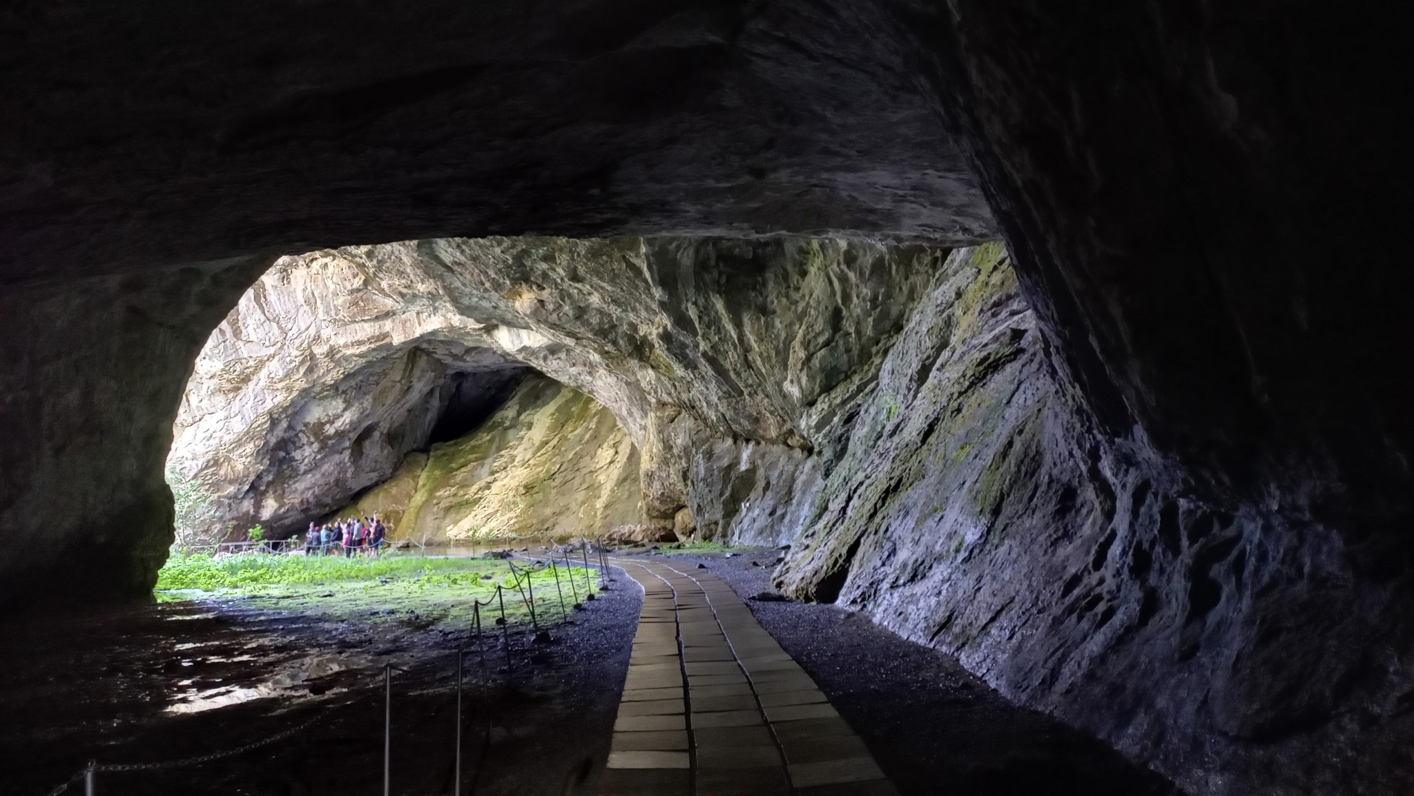 Внутри пещера Шульган Таш лодка