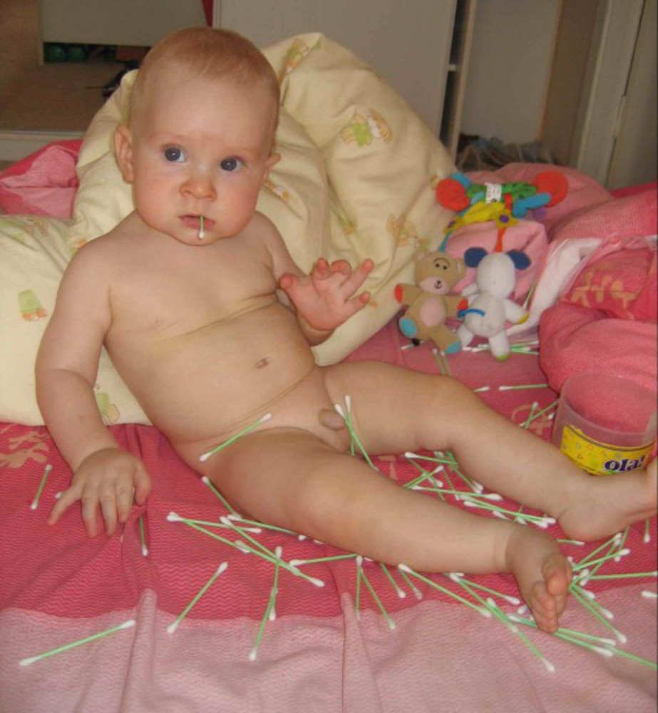 Голопопая. Голопопим. Ребенок голопопит. Голопопим с дочкой. Маленький малыш голопопит